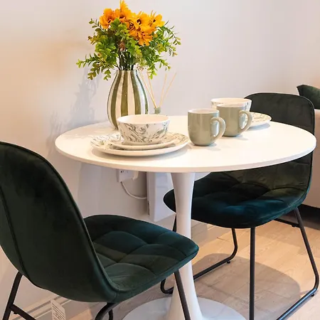 Relaxing 3 Bed Urban Getaway Sleeps 4 Central Leeds Free Wifi Apartment
